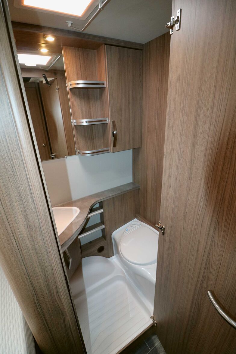 Der auch optisch gefällige Waschraum bietet auf dem formschönen Bank-WC jede Menge Bewegungsfreiheit.