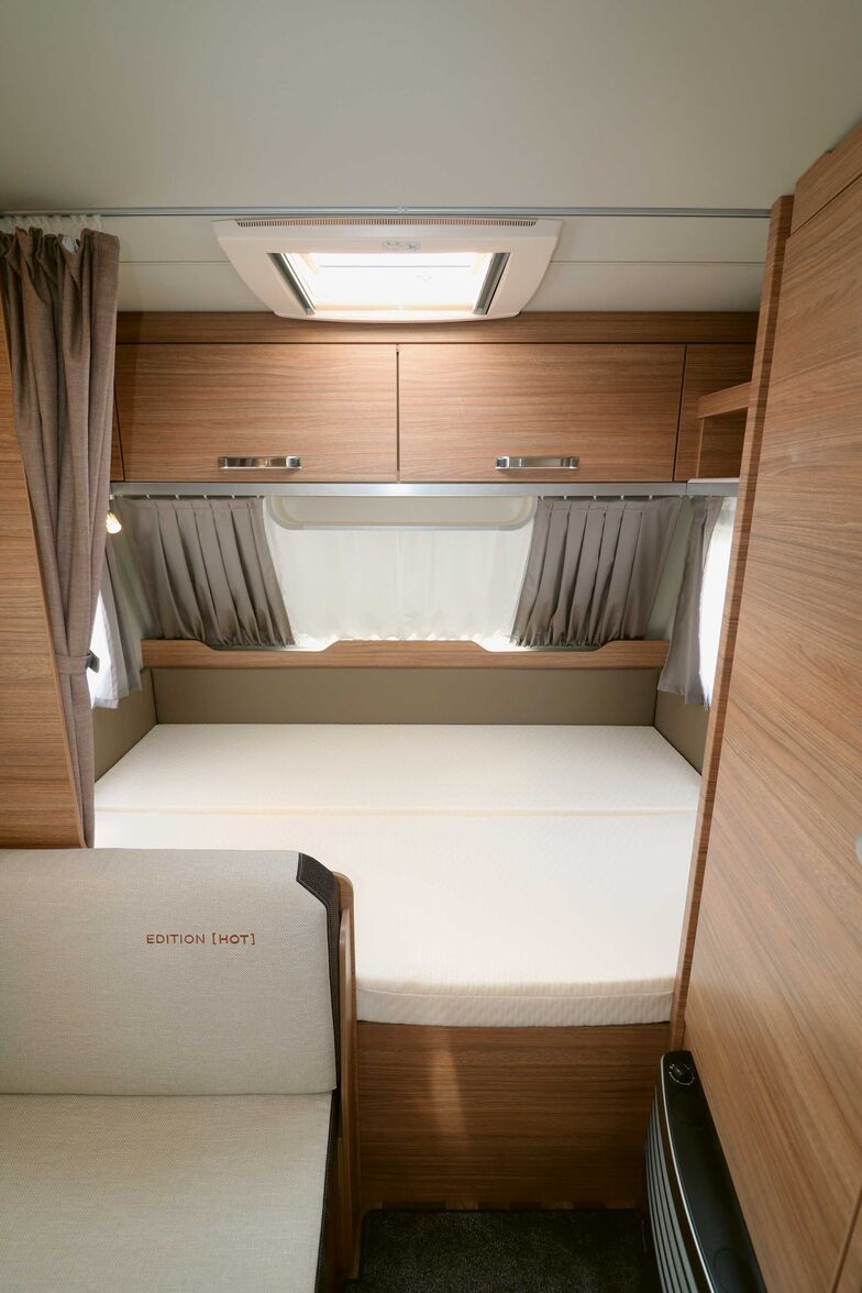 Das quer gestellte Doppelbett im Bug verfügt über eine 208 mal 140 Zentimeter grosse Liegefläche, wobei die getrennten Evopore-Kaltschaummatratzen auf den Holzlattenrosten für den nötigen Schlafkomfort sorgen.