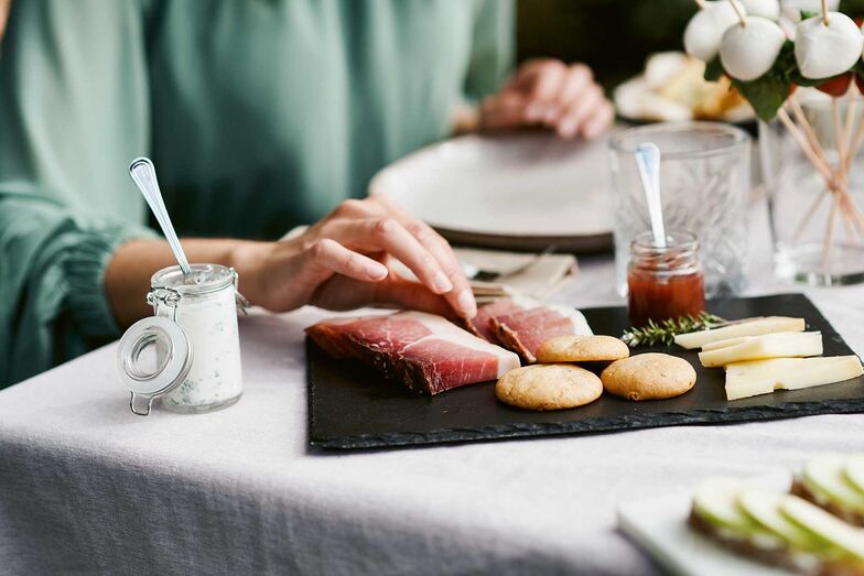 Die typische Brettljause mit Speck und Käse gehört zu den Spezialitäten des Südtirols.