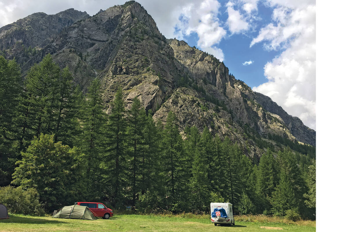 Auf dem Campingplatz von Ailefroide ist man von Bergbächen, Felsspitzen und vergletscherten Bergmassiven umgeben.