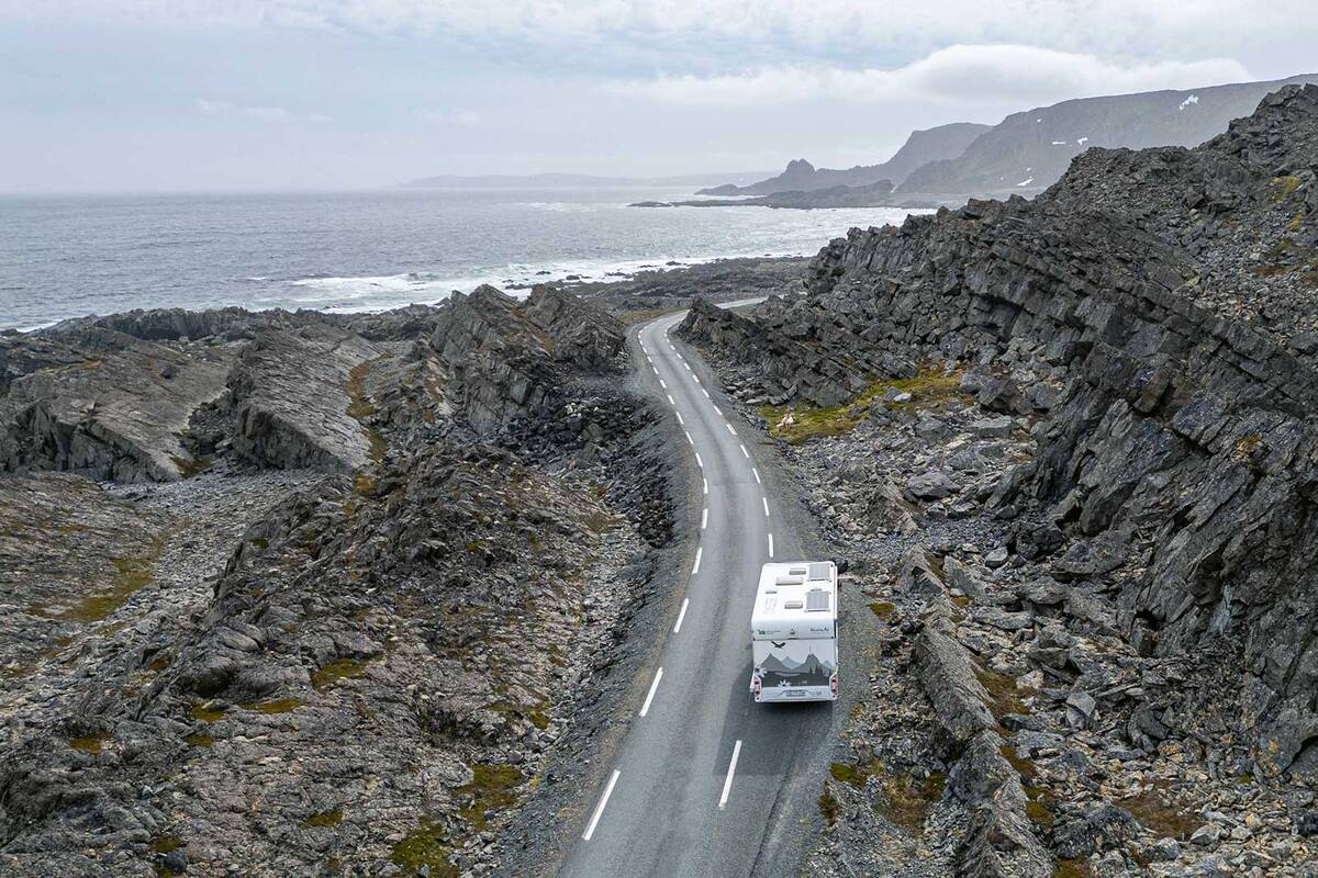 Der auf weite Distanz nur drei Meter breite Fylkesvei 341 (Fv341) führt als Verlängerung der E75 von Vardø nach Hamningberg und ist Teil der Nationalen Touristenstrasse.