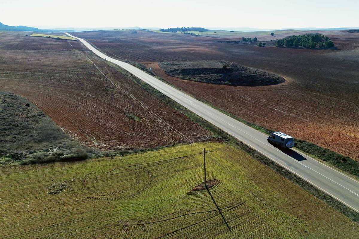 Das Gefühl, ganz alleine auf der Welt zu sein, kann bei der Fahrt durch dünn besiedelte Landschaft in Aragonien aufkommen.
