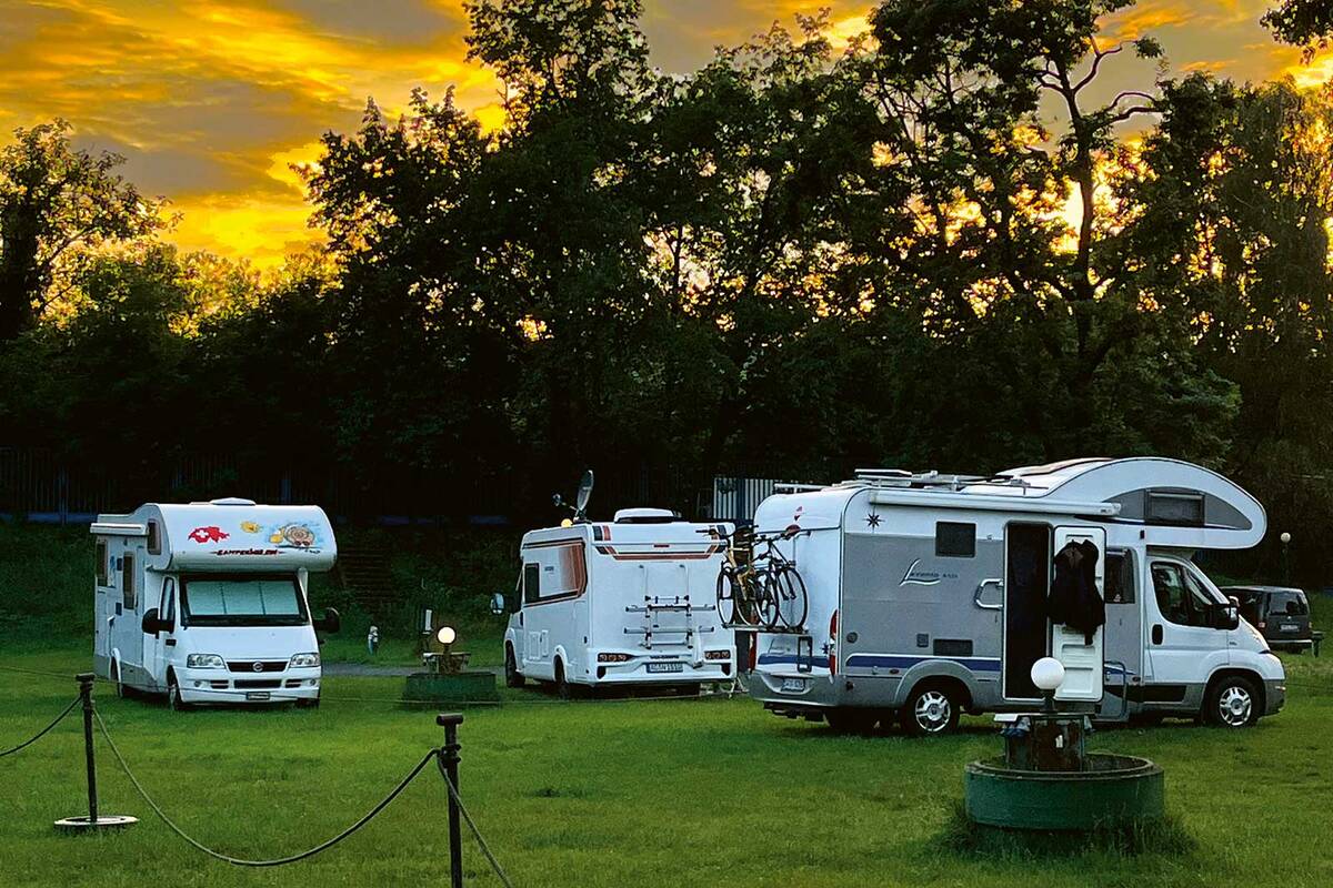 Ciel du soir flamboyant au Caravan Park Camping de Prague, qui se trouve sur une île de la Vltava.