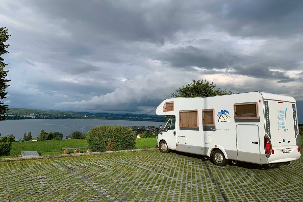 Ruhig gelegener Parkplatz mit Seesicht bei Arenenberg.