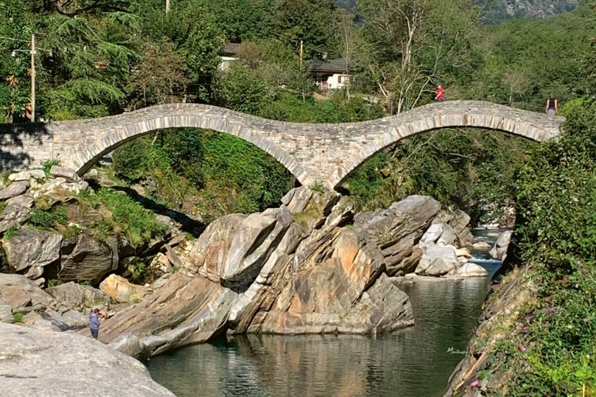 Die Bogenbrücke aus dem 17. Jahrhundert wird im Volksmund Römerbrücke genannt.