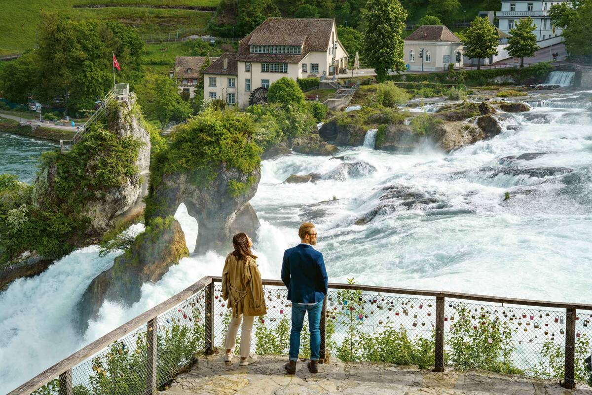 Les chutes du Rhin et leurs impressionnantes masses d'eau.