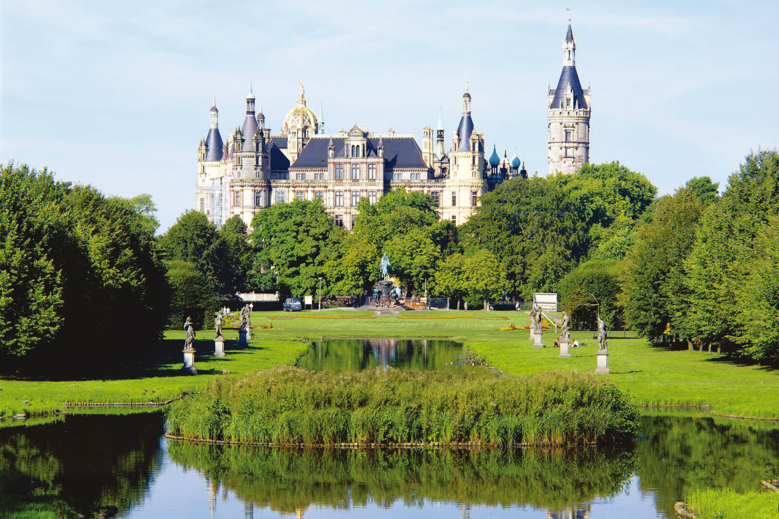 Mecklenburg-Vorpommern hat 2000 faszinierende Schlösser und Herrenhäuser, wie das Schweriner Schloss, zu bieten.