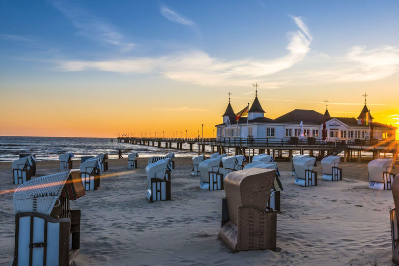 Die Seebrücken, die zum Teil einige hundert Meter hinaus aufs Meer ragen, laden zum flanieren ein.
