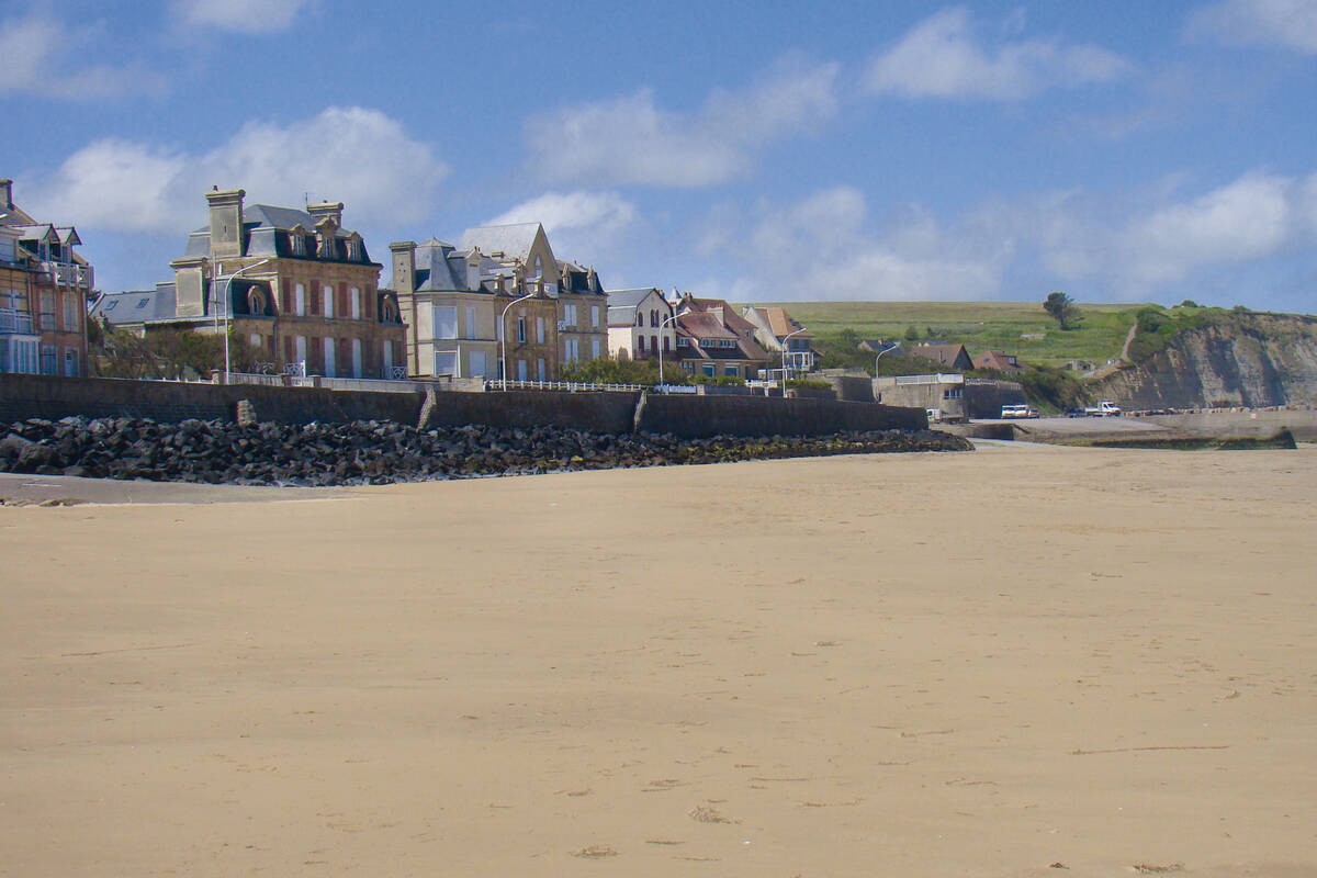 Le panorama urbain d’Arromanches a servi de cadre au port anglais lors du débarquement.