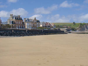 Le panorama urbain d’Arromanches a servi de cadre au port anglais lors du débarquement.
