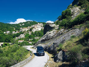 Die kurvige Bergroute von Castelmezzano nach Pietrapertosa bietet grandioses Autokino.