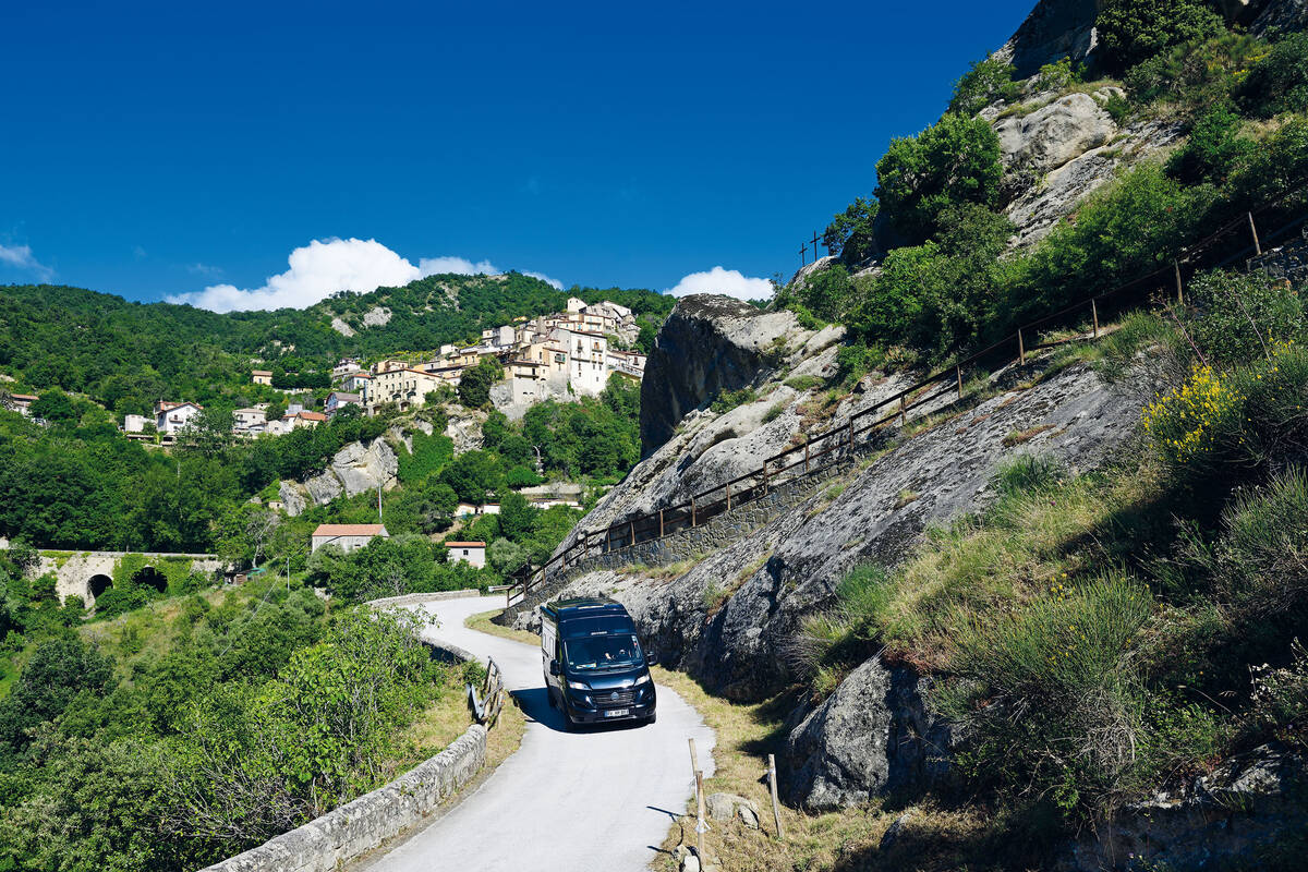 Die kurvige Bergroute von Castelmezzano nach Pietrapertosa bietet grandioses Autokino.