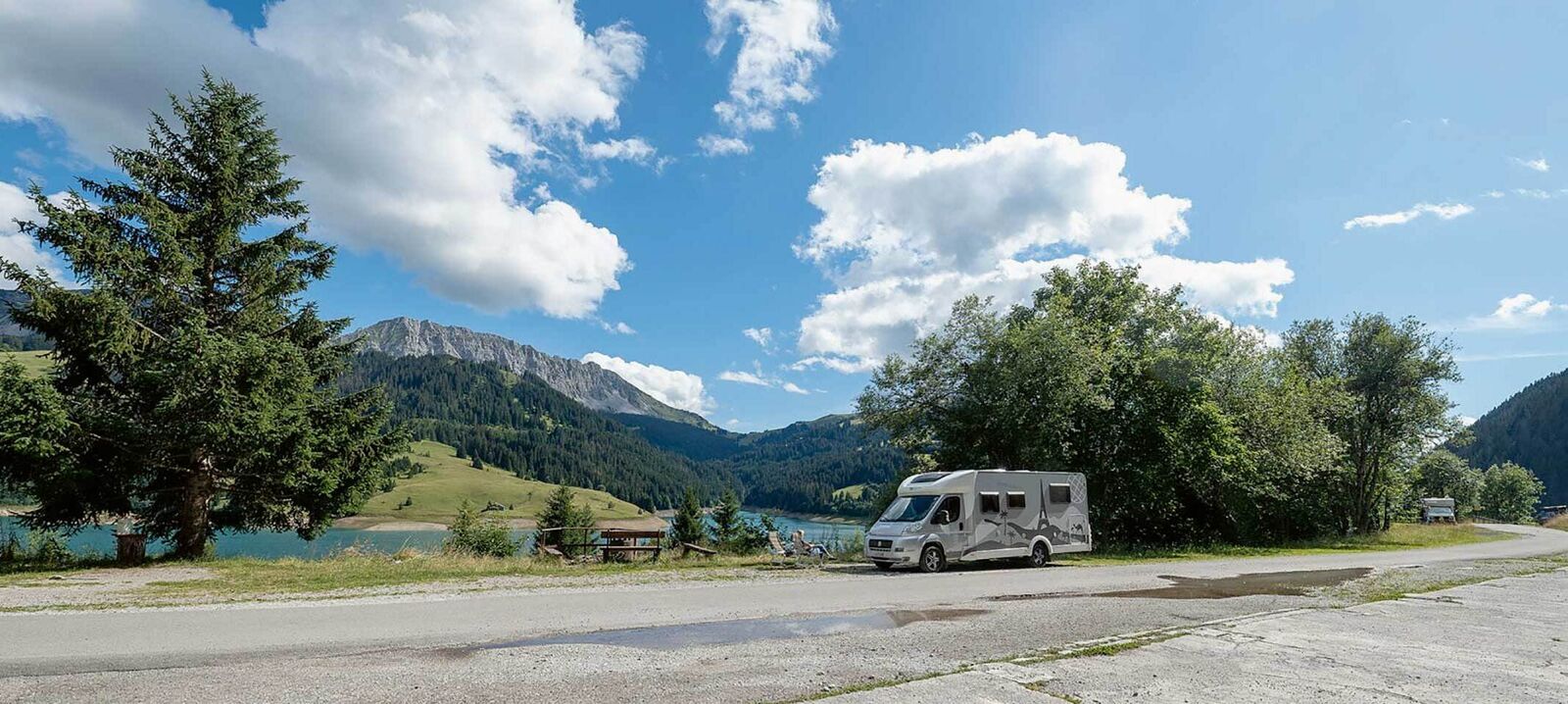 Idyllischer Stellplatz: Place du barrage de L'Hongrin. Dieser Parkplatz bietet Platz für maximal acht Wohnmobile.