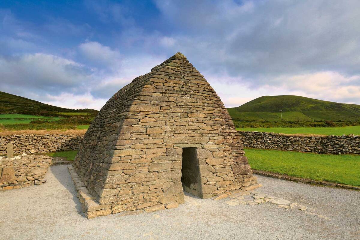 Das Gallarus Oratory ist der am besten erhaltene, in Trockenmauertechnik errichtete Kraggewölbebau der Insel und wurde im 8. Jahrhundert erbaut.