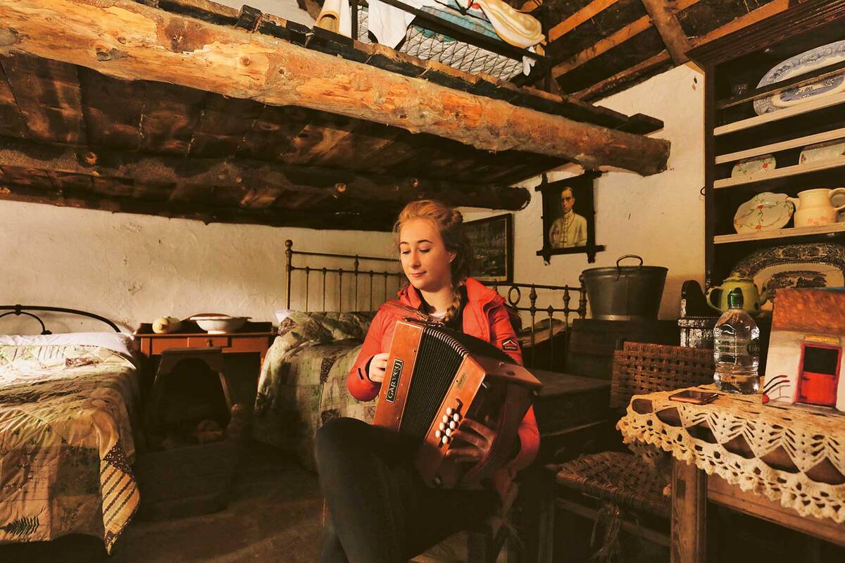 Le Kerry Bog Village offre un aperçu fascinant de la vie et du travail des gens en Irlande à la fin du 19e siècle sous forme d'un voyage dans le temps accompagné de musique.