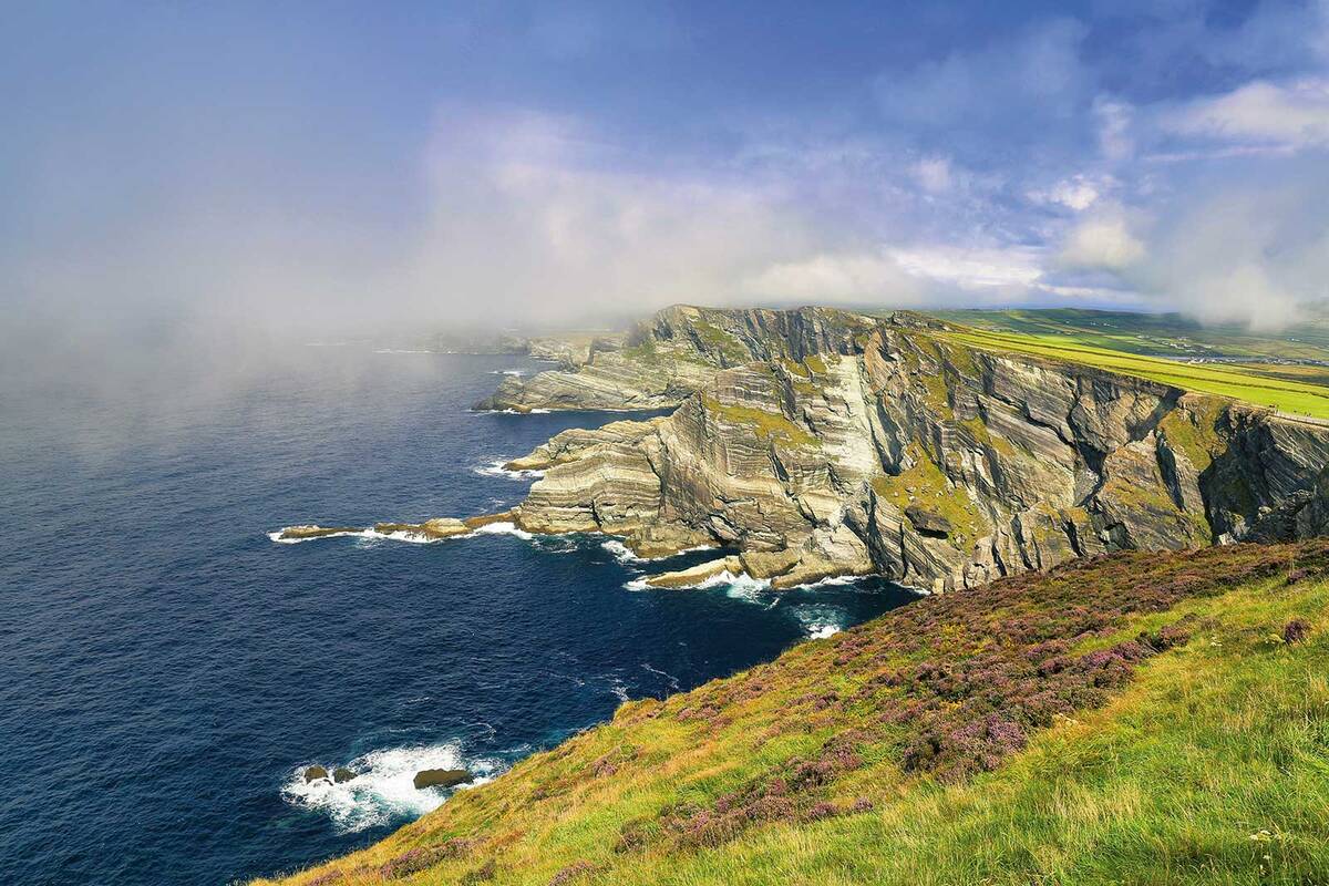 D’une beauté abyssale : les impressionnantes falaises de Kerry, hautes d'environ 300 mètres, ne sont accessibles qu’en fonction des conditions météorologiques.