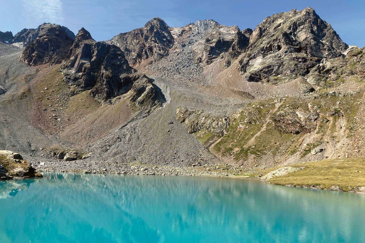 Le Hauersee à l’eau turquoise se situe bien au-dessus de l'Ötztal du côté gauche de la vallée.