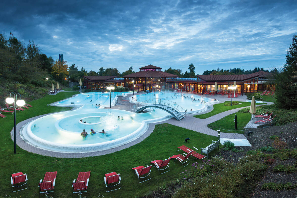 Les thermes Sonnenhof de Bad Saulgau à la tombée de la nuit.