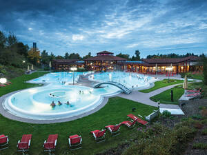 Les thermes Sonnenhof de Bad Saulgau à la tombée de la nuit.
