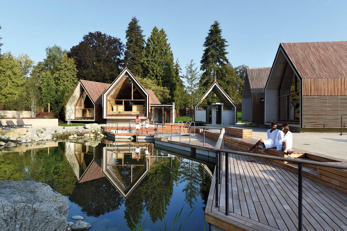 Vue des thermes de Bad Waldsee et de l’espace extérieur avec sauna des bains de Biberach.