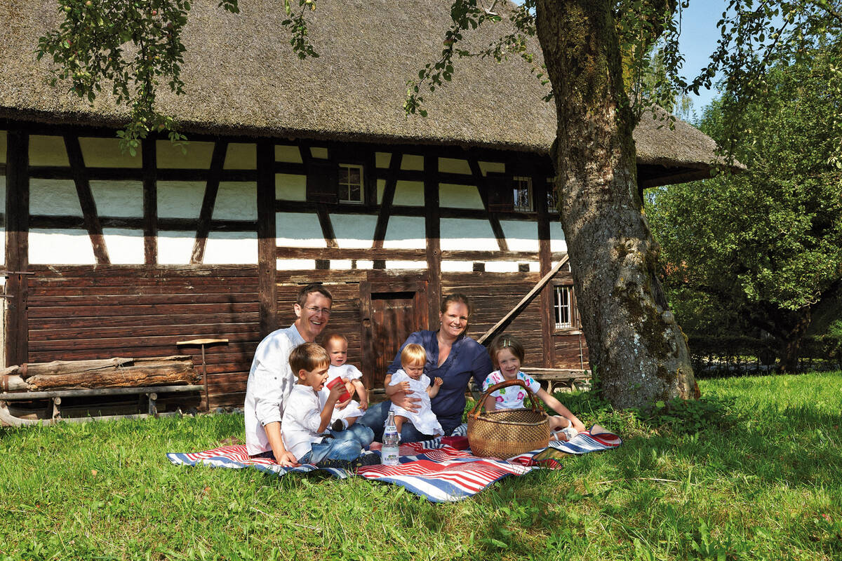 Pique-nique en famille au village-musée «Museumsdorf Kürnbach» qui ressuscite le passé rural de la Haute-Souabe.