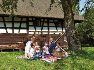 Pique-nique en famille au village-musée «Museumsdorf Kürnbach» qui ressuscite le passé rural de la Haute-Souabe.