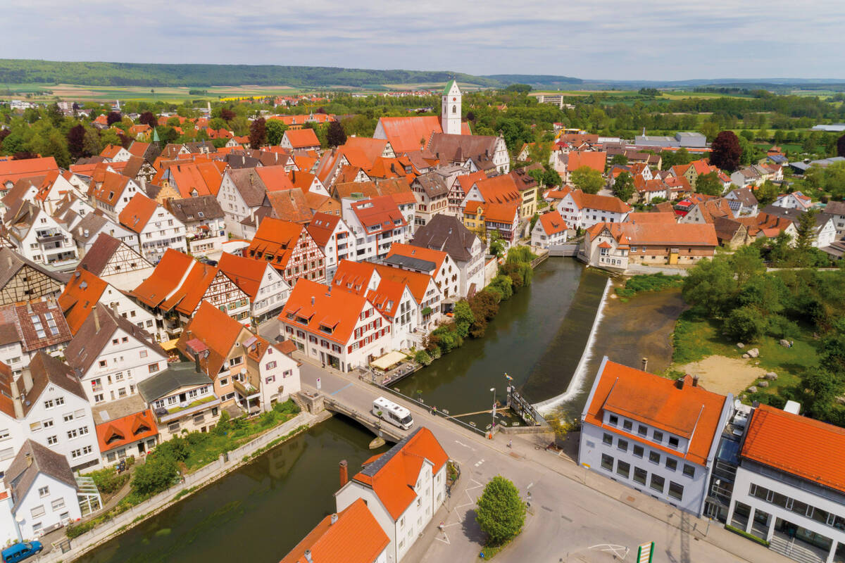 In Riedlingen fliesst die Donau direkt entlang des mit Fachwerkhäusern geschmückten Stadtkerns.