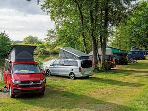 Die Campinginsel Bug stellt sogar eine extra Standfläche für Bullis direkt an der Regnitz bereit.