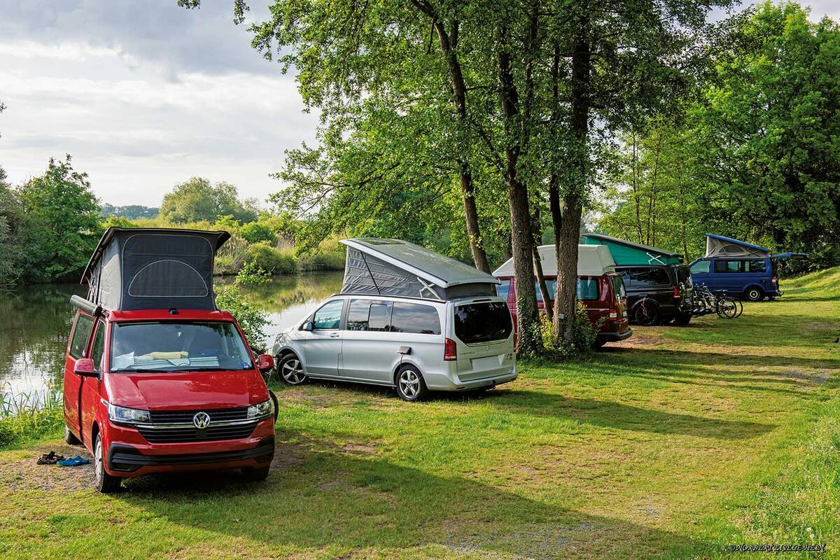 Die Campinginsel Bug stellt sogar eine extra Standfläche für Bullis direkt an der Regnitz bereit.
