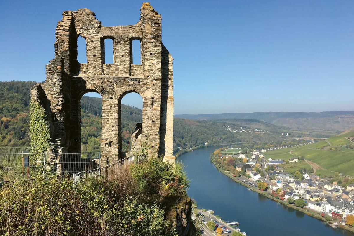 Au-dessus de Traben-Trarbach, on peut voir les ruines du château de Grevenburg et jouir d’une vue imprenable sur la région de la Moselle.
