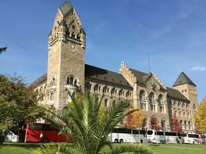 Ce bâtiment, qui se trouveà Coblence, était autrefois le siège du gouvernement prussien.