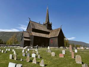 Construite au milieu du XIIe siècle, l’église de Lohn est l’une des plus grandes et des plus anciennes églises en bois de Norvège.