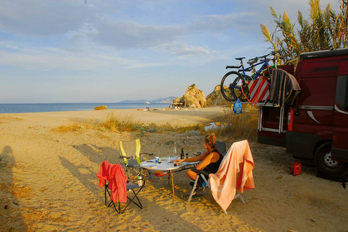 Frühstück am Strand von Potistika im Südosten der Halbinsel Pilion.