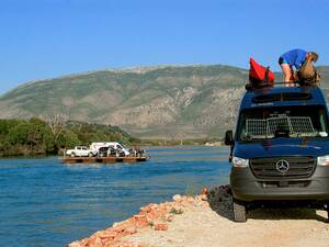 Abenteuer pur – mit einer alten Holzfähre setzen wir mitsamt Fahrzeug über den Fluss bei Butrint über.