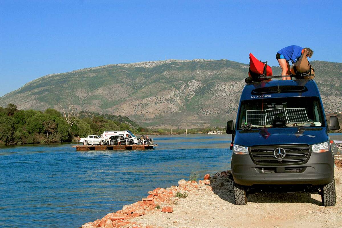Abenteuer pur – mit einer alten Holzfähre setzen wir mitsamt Fahrzeug über den Fluss bei Butrint über.