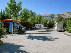 Vom Stadtcampingplatz in Gjirokastra erreicht man die Altstadt und die imposante Burg bequem zu Fuss.