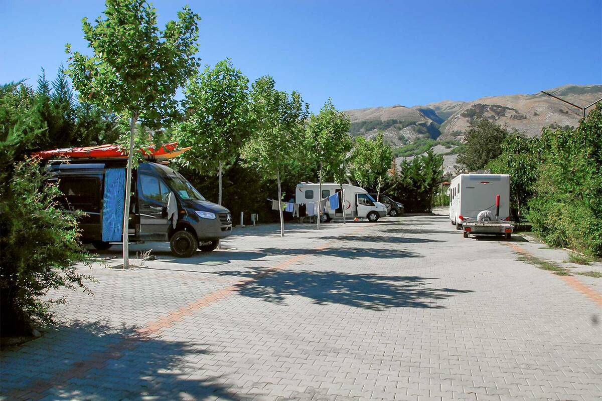 Vom Stadtcampingplatz in Gjirokastra erreicht man die Altstadt und die imposante Burg bequem zu Fuss.