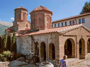 Ein kleines Kloster, versteckt in den Hügeln bei Berat, ist umgeben von der malerischen Landschaft Zentralalbaniens.