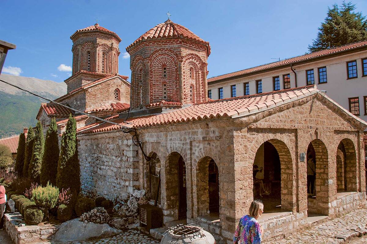 Ein kleines Kloster, versteckt in den Hügeln bei Berat, ist umgeben von der malerischen Landschaft Zentralalbaniens.