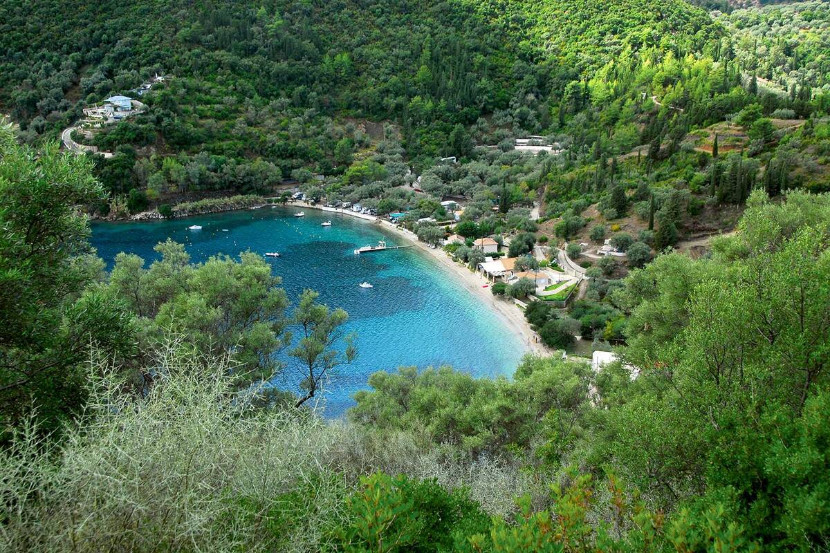 Nach einer Kajaktour zur Insel Meganisi lassen wir den Tag bei Retsina und feinem Essen in einem Strandrestaurant am Desimi Beach auf Lefkada ausklingen.