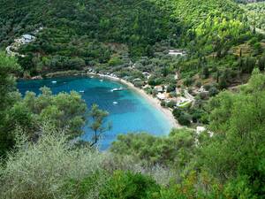 Nach einer Kajaktour zur Insel Meganisi lassen wir den Tag bei Retsina und feinem Essen in einem Strandrestaurant am Desimi Beach auf Lefkada ausklingen.