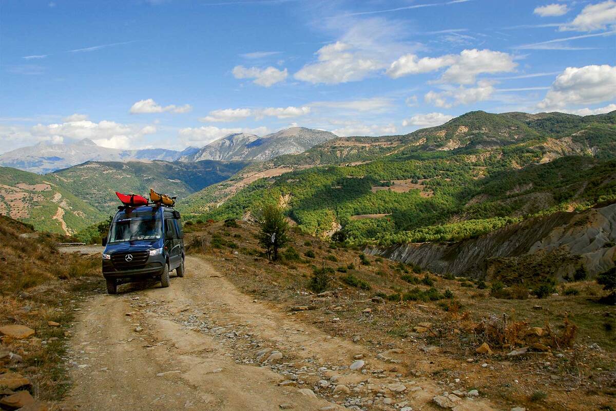 Staubige Allradpisten im albanischen Hochland: Hier beginnt das echte Abenteuer.