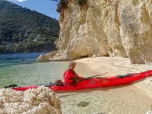 Eine Kajaktour rund um Lefkada eröffnet völlig neue Perspektiven auf die Küste.