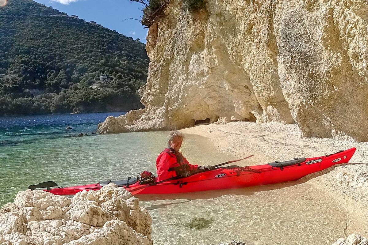 Eine Kajaktour rund um Lefkada eröffnet völlig neue Perspektiven auf die Küste.