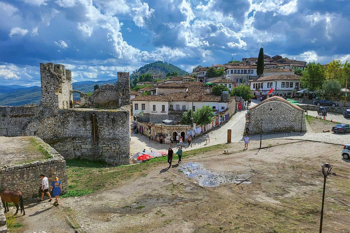L’imposante forteresse de Berat trône au-dessus de la ville. Elle est l’un des emblèmes de l’Albanie.