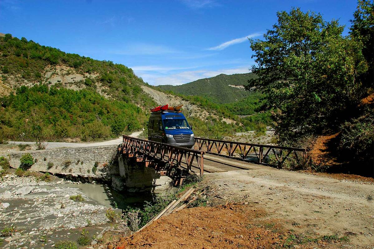 Des ponts à la structure assez périlleuse jalonnent les 16 kilomètres des gorges d’Osum, dans le sud de l’Albanie.