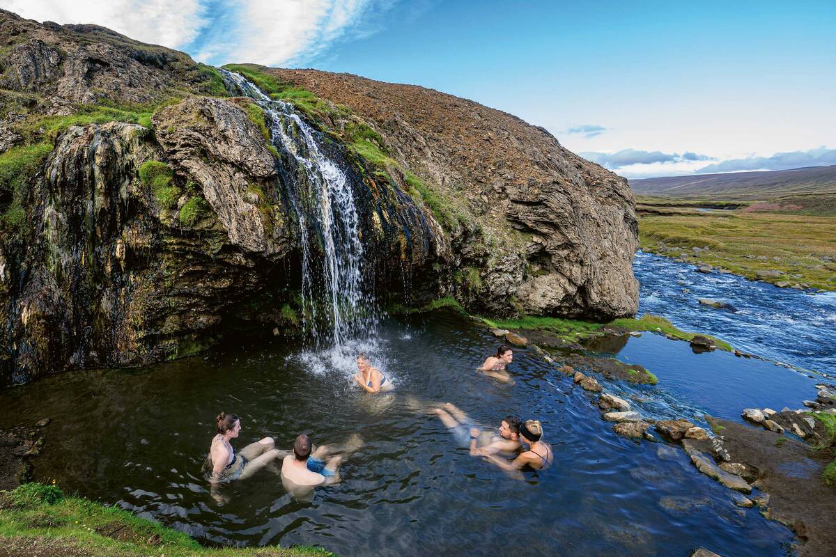 Wer im Hot Pot des Laugavellir unter dem Wasserfall entspannen will, muss mit einem 4x4-Wohnmobil anreisen oder zehn Kilometer biken.