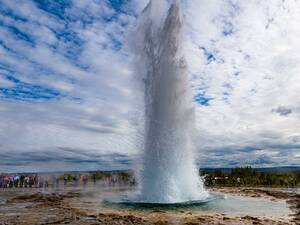 Der Strokkur ist wohl die bekannteste Sehenswürdigkeit in Island. Der Geysir bricht alle fünf bis zehn Minuten aus und schleudert seine Dampf- und Heisswasserfontäne bis 20 Meter in die Höhe.