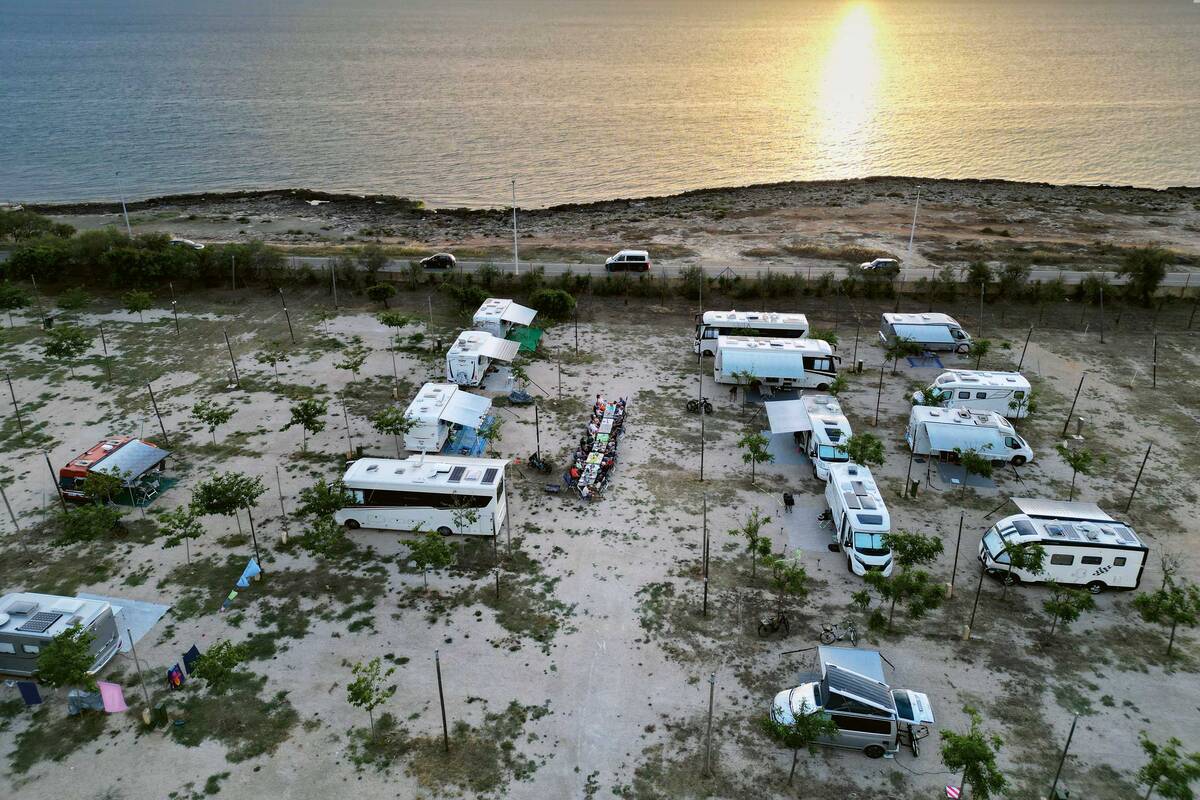 Un moment de détente au camping La Masseria autour d'un dîner dans la lumière du soleil couchant.