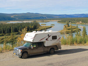 Der breite Yukon River mit seinen tückischen Strömungen begleitet Reisende zwischen Dawson City und Whitehorse.